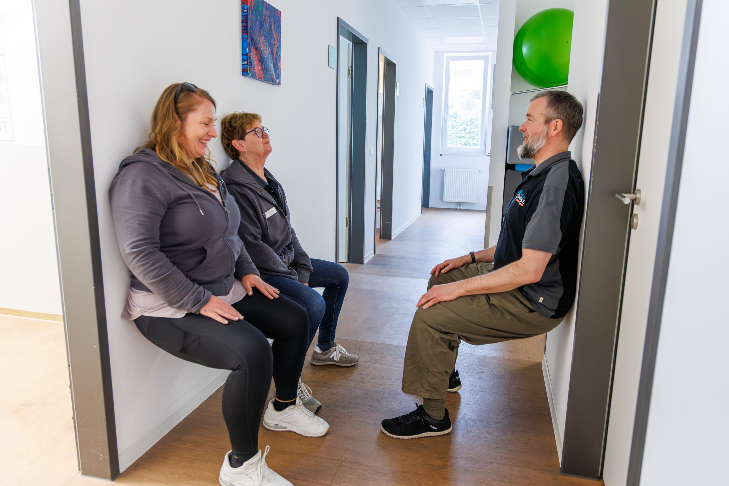 Ruhiger Behandlungsraum mit Therapieliege